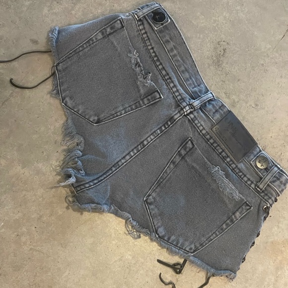 One Teaspoon Black side tie Jean shorts! 25/26 - Picture 6 of 9